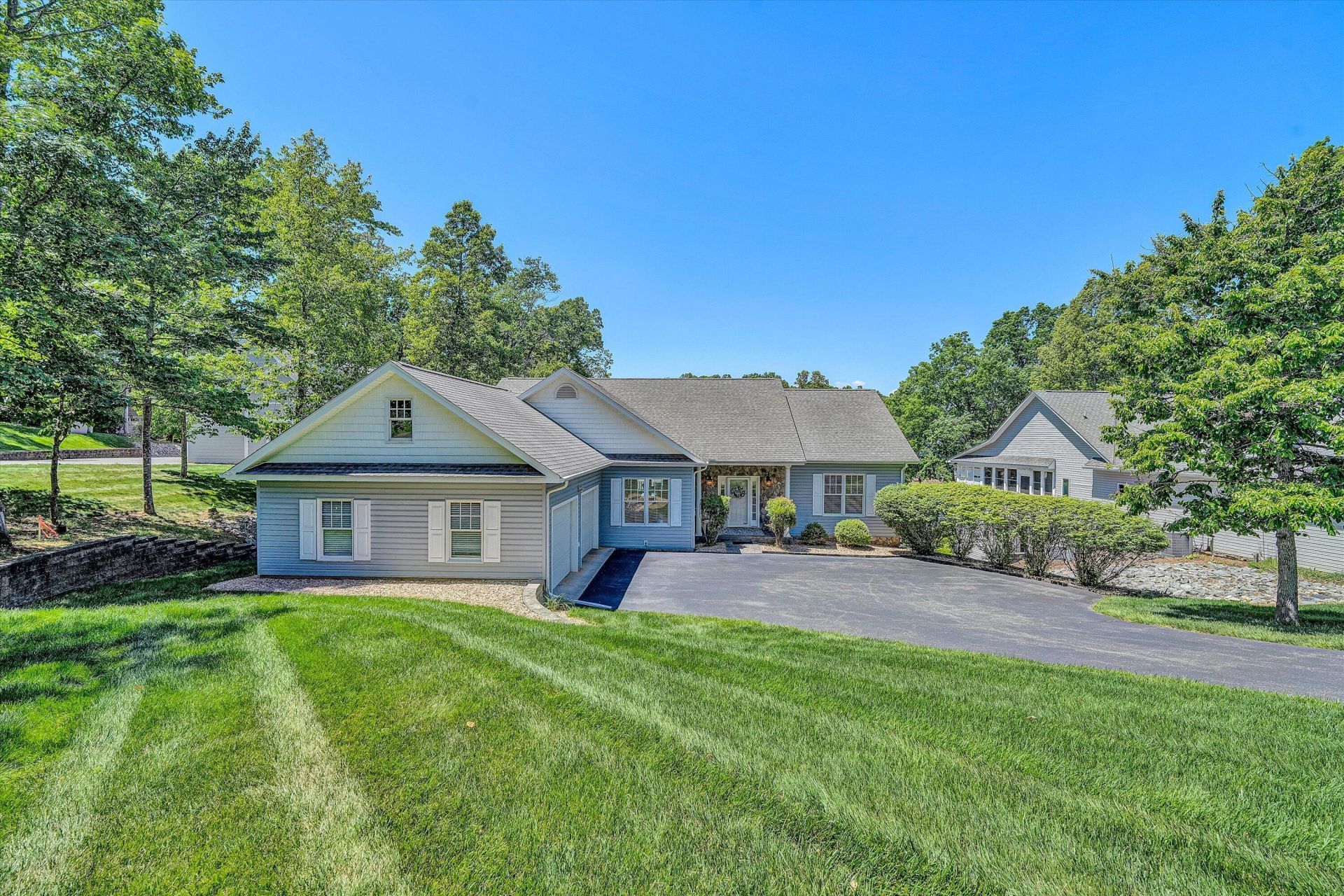 387 Channelview Dr, Moneta, VA 24121 Main Photo