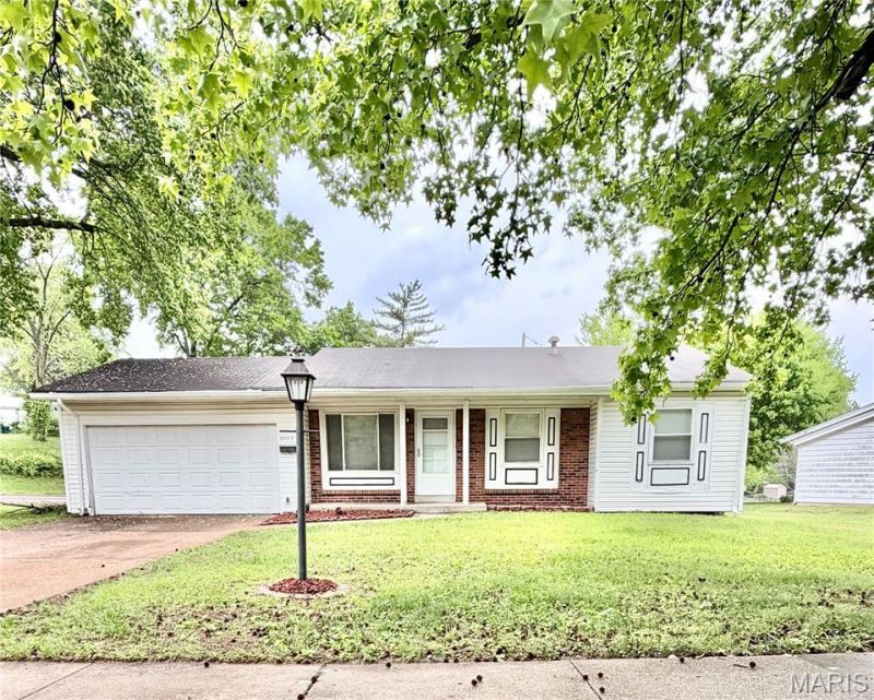 10619 Foxlair Drive, Saint Louis, MO 63137 Main Photo