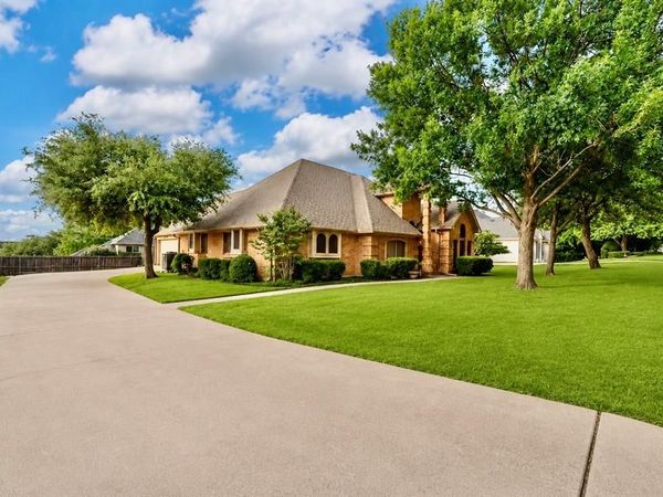 413 Lincoln Oaks Drive, Burleson, TX 76028