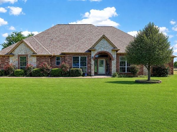 1035 Highland Road , Cleburne, TX 76033