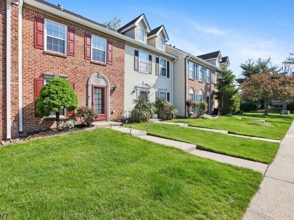 8 Lindsey Ct, Franklin, NJ 08823