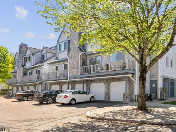 15 Garden Ct, Roxbury, NJ 07876