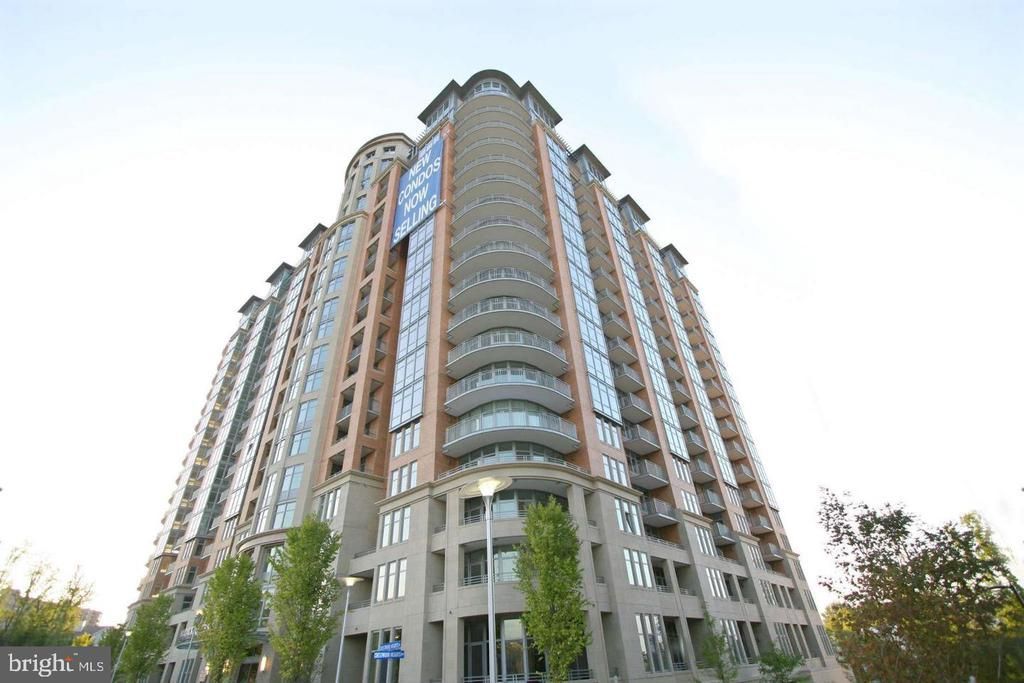 8220 Crestwood Heights Drive, Unit 814, McLean, VA 22102 Main Photo