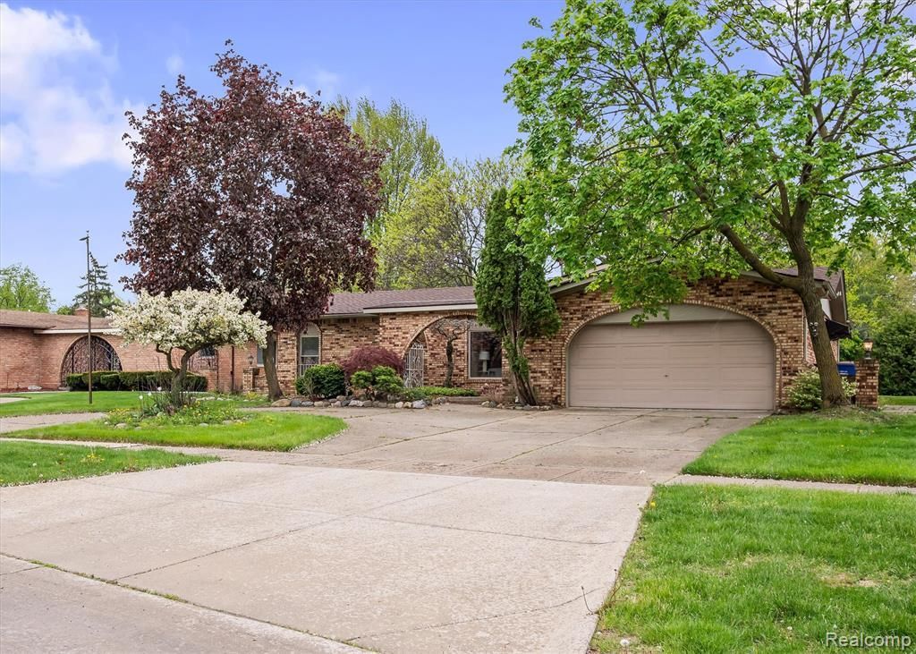 11326 Common Road, Warren, MI 48093 Main Photo