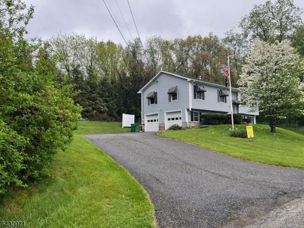33 Circle Dr, Hamburg, NJ 07419