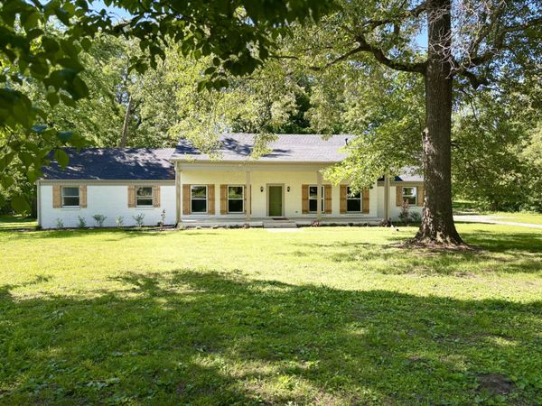 104 W Longview Dr , Portland, TN 37148