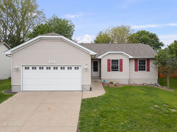 6703 BROOKVIEW Lane, Davenport, IA 52806