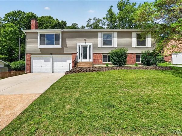 719 La Bonne Parkway, Manchester, MO 63021