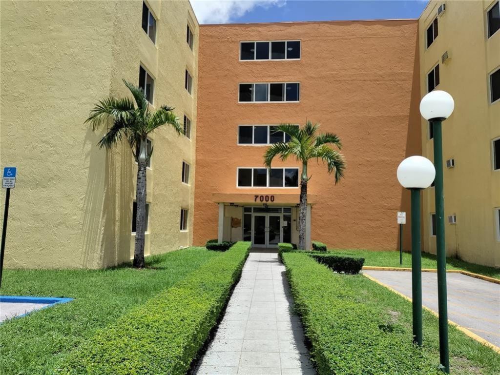 7000 NW 186th Street, Unit 4-325, Hialeah, FL 33015 Photo