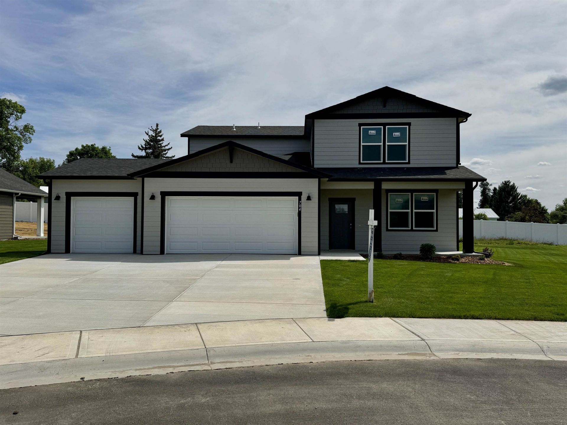 704 E 4th St, Deer Park, WA 99006 Main Photo