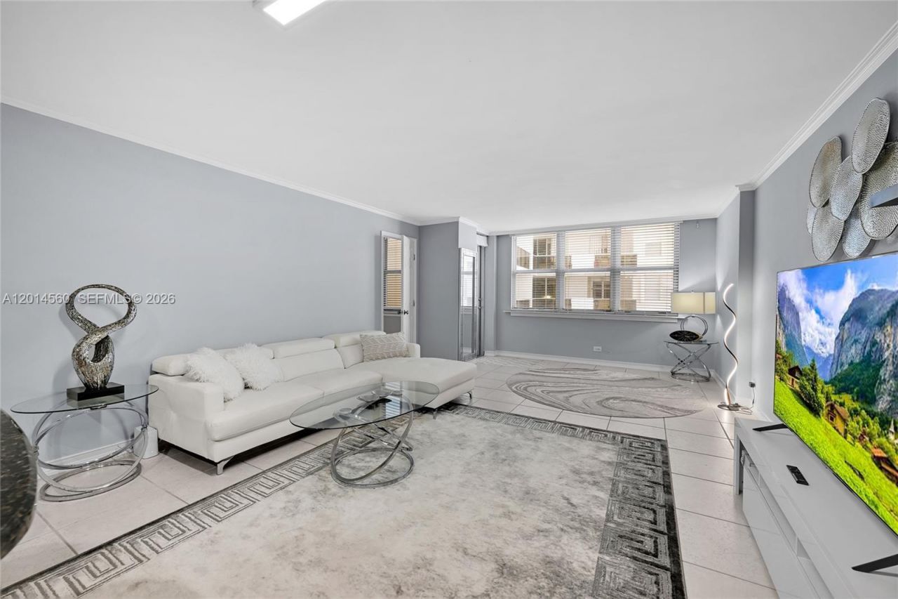 6039 Collins Ave, Unit 621, Miami Beach, FL 33140 Photo
