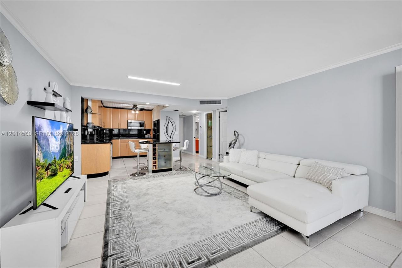 6039 Collins Ave, Unit 621, Miami Beach, FL 33140 Photo