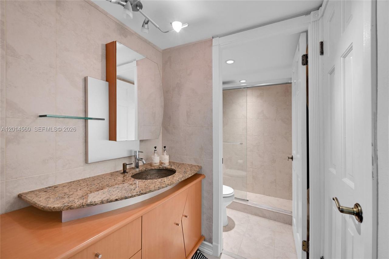 6039 Collins Ave, Unit 621, Miami Beach, FL 33140 Photo