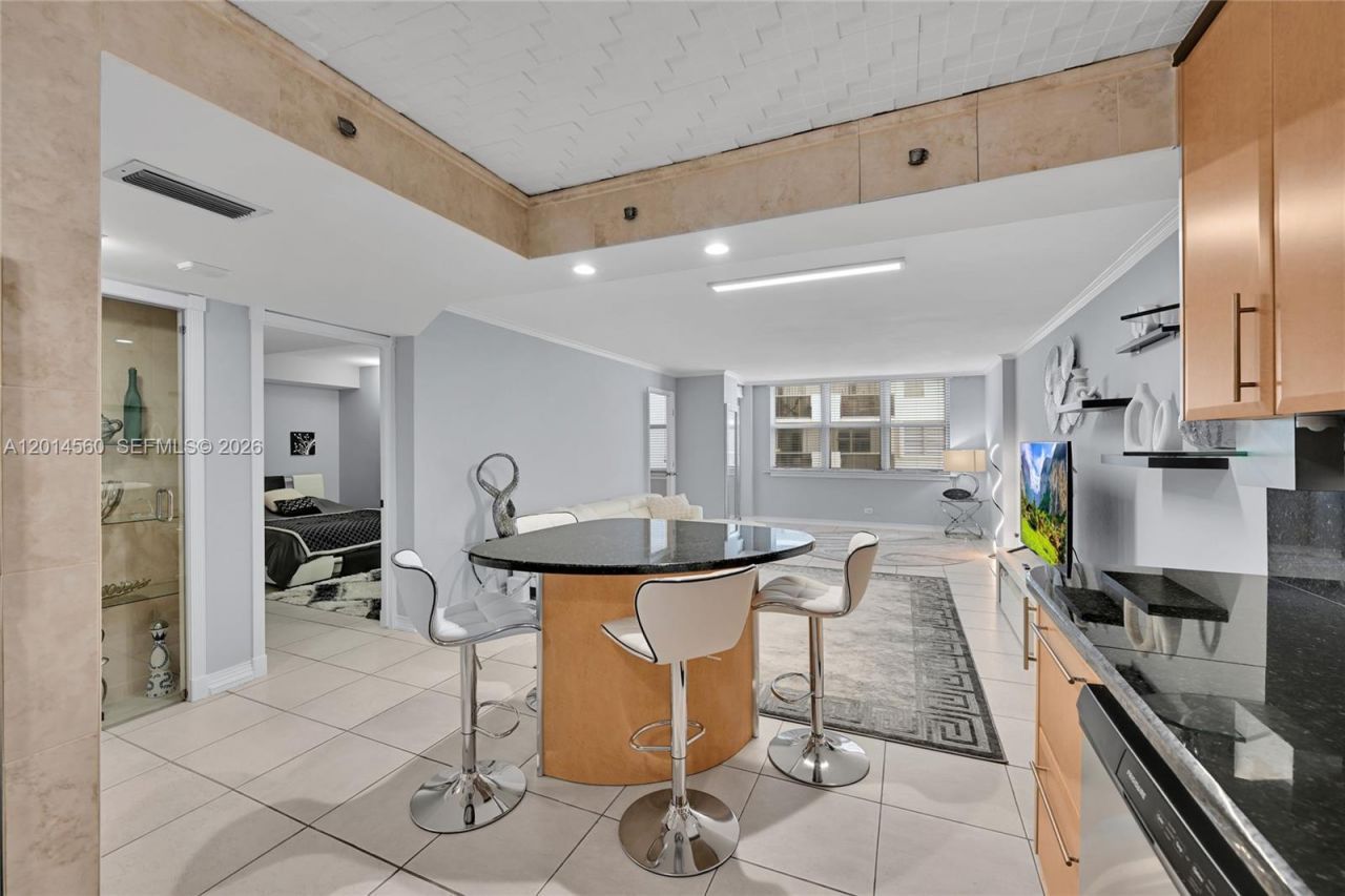 6039 Collins Ave, Unit 621, Miami Beach, FL 33140 Photo