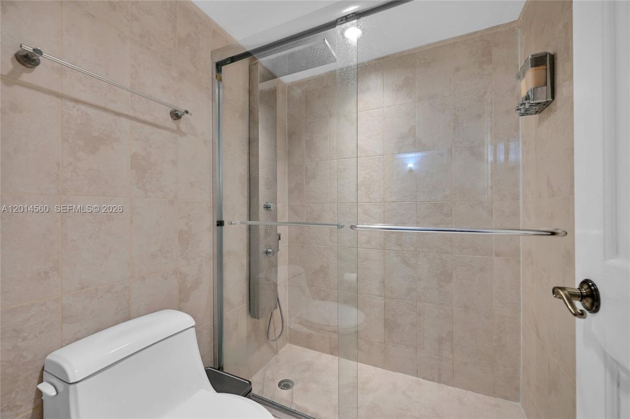 6039 Collins Ave, Unit 621, Miami Beach, FL 33140 Photo