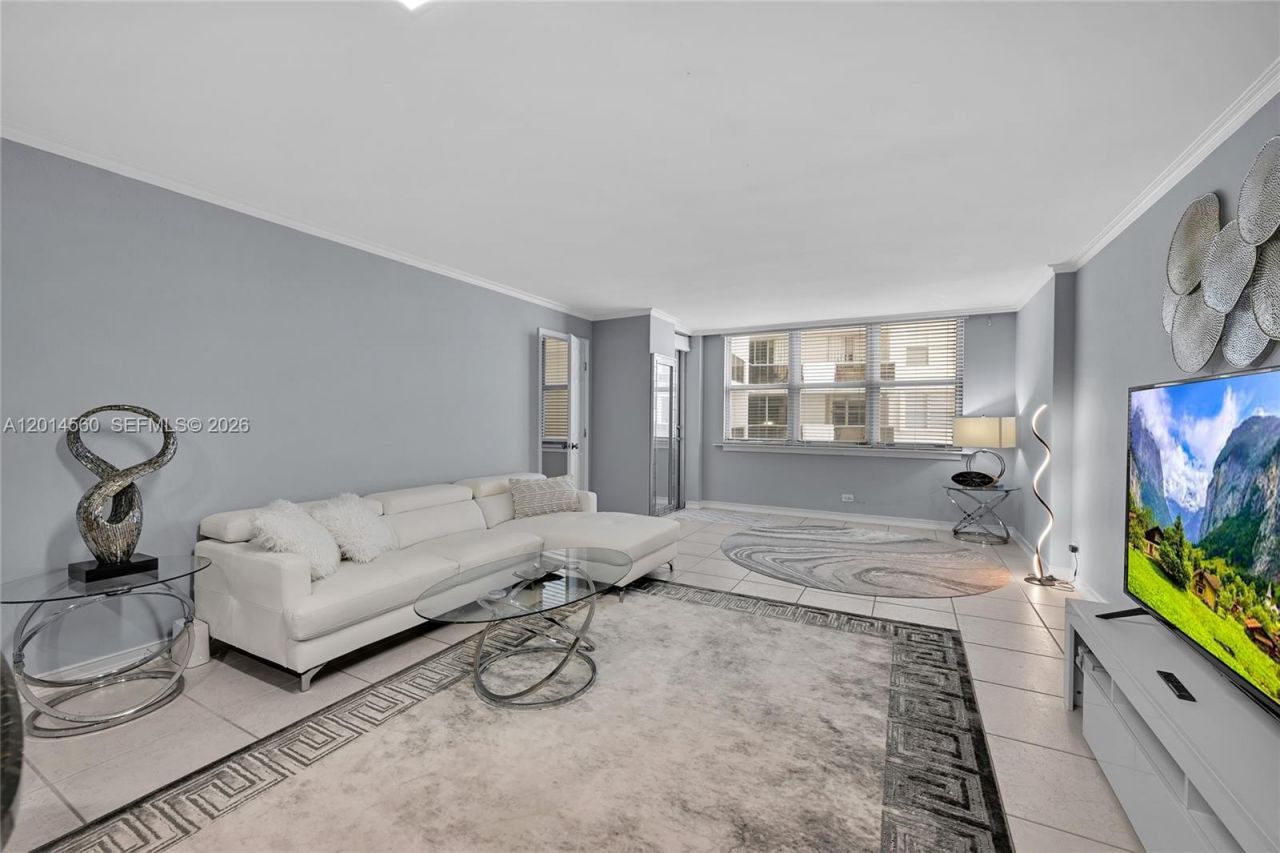 6039 Collins Ave, Unit 621, Miami Beach, FL 33140 Photo