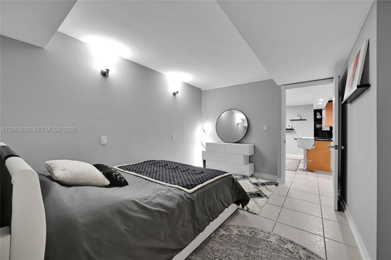 6039 Collins Ave, Unit 621, Miami Beach, FL 33140 Photo
