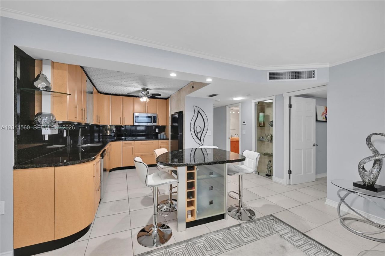 6039 Collins Ave, Unit 621, Miami Beach, FL 33140 Photo