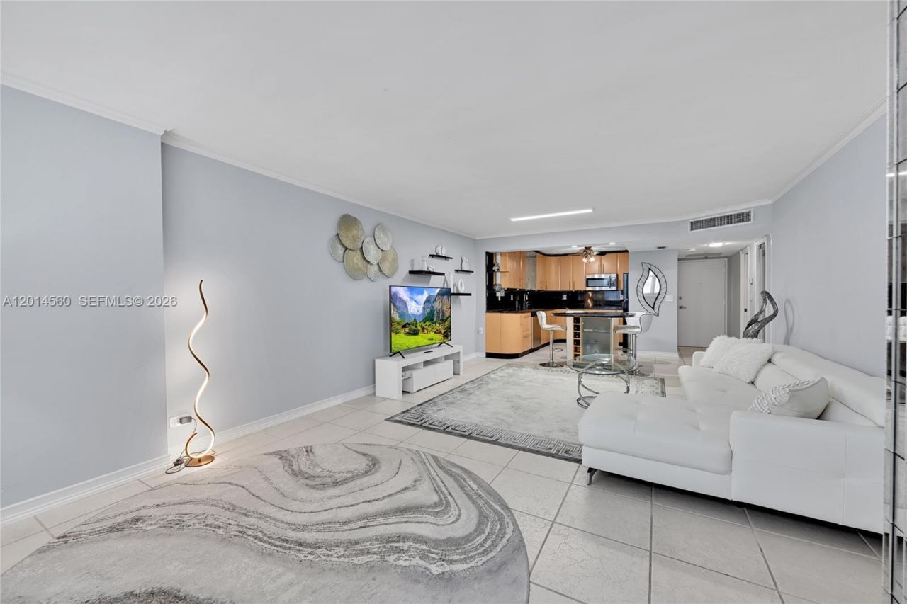 6039 Collins Ave, Unit 621, Miami Beach, FL 33140 Photo