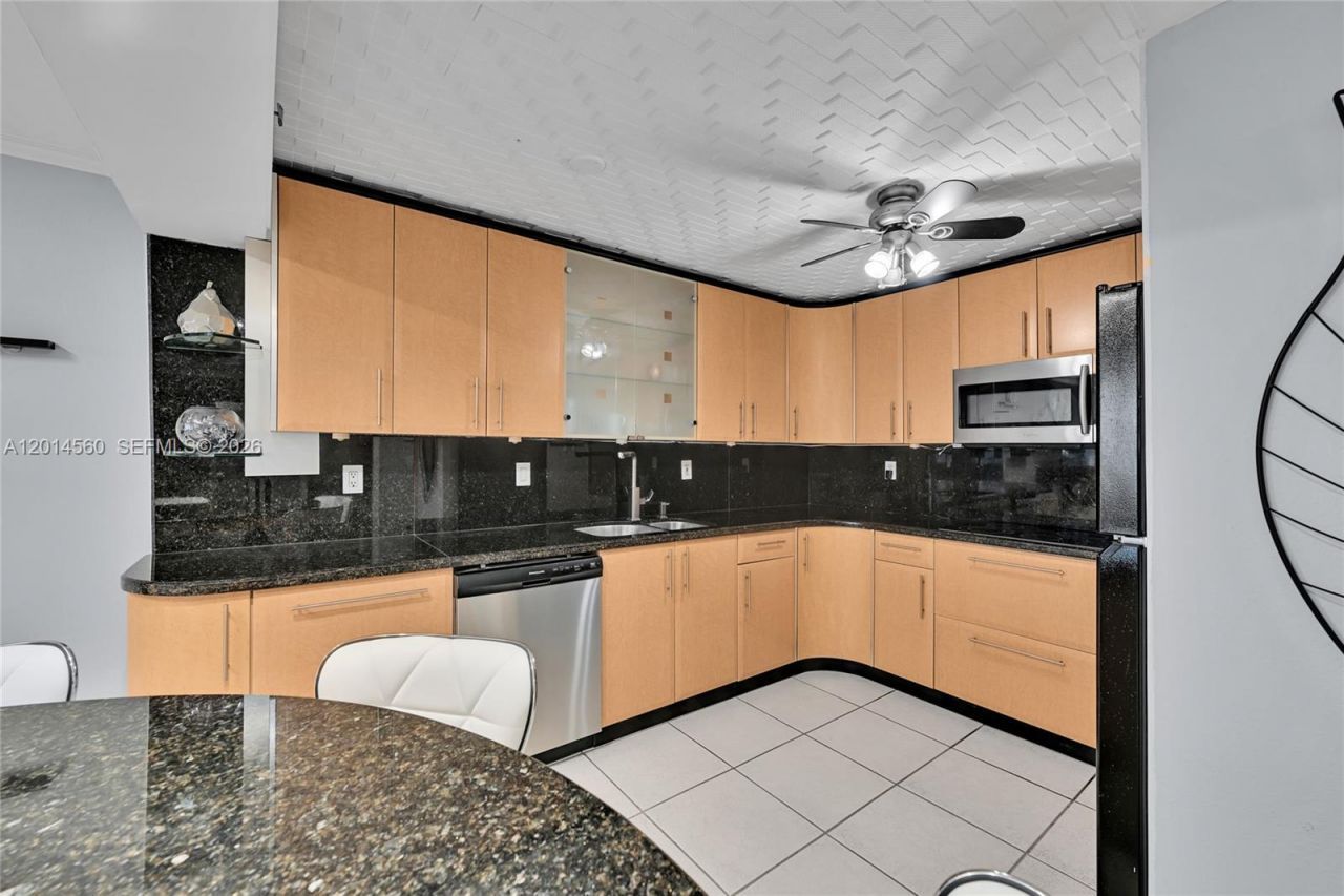 6039 Collins Ave, Unit 621, Miami Beach, FL 33140 Photo