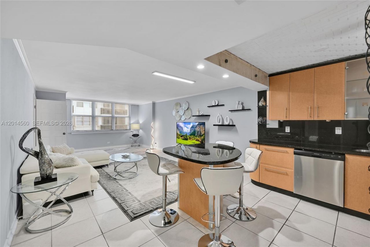 6039 Collins Ave, Unit 621, Miami Beach, FL 33140 Photo