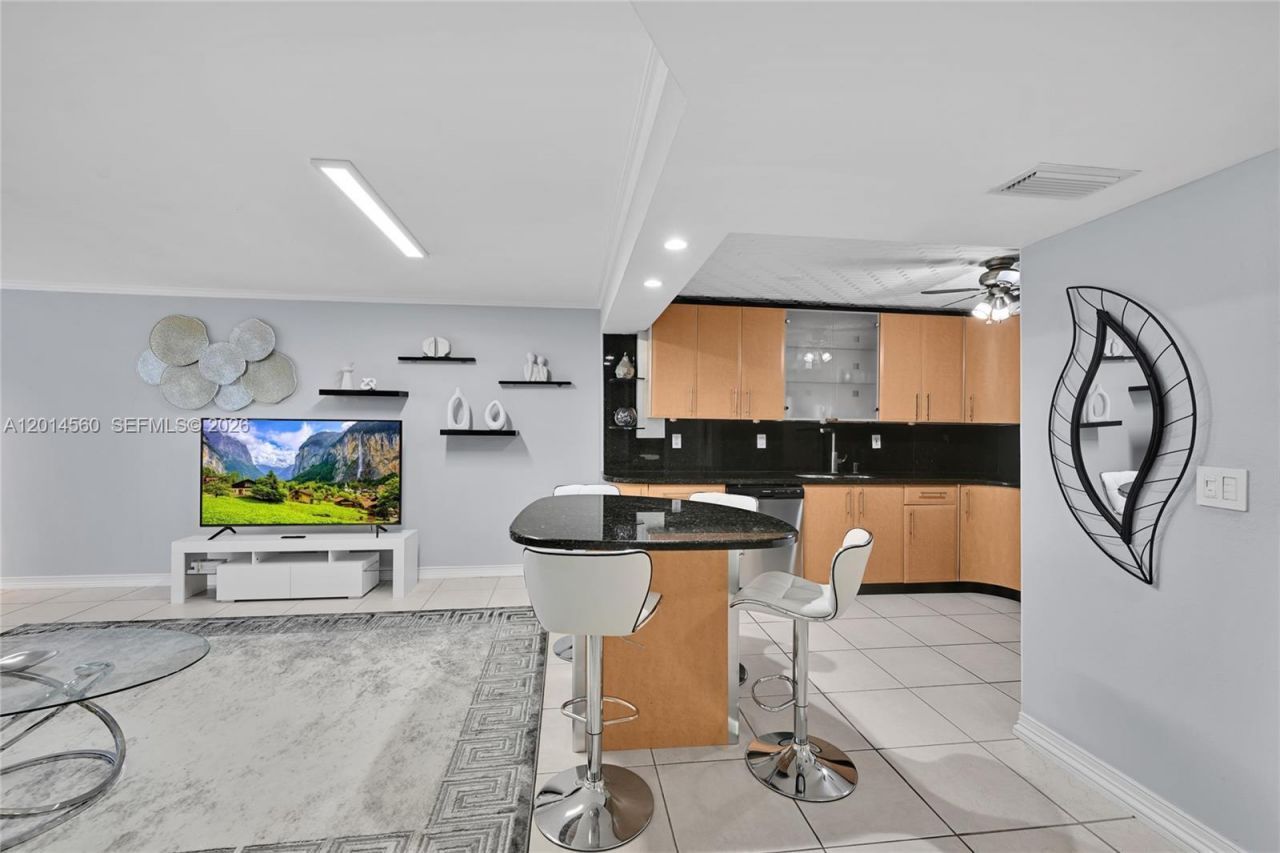 6039 Collins Ave, Unit 621, Miami Beach, FL 33140 Photo