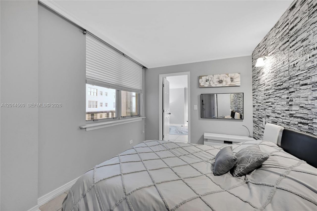 6039 Collins Ave, Unit 621, Miami Beach, FL 33140 Photo