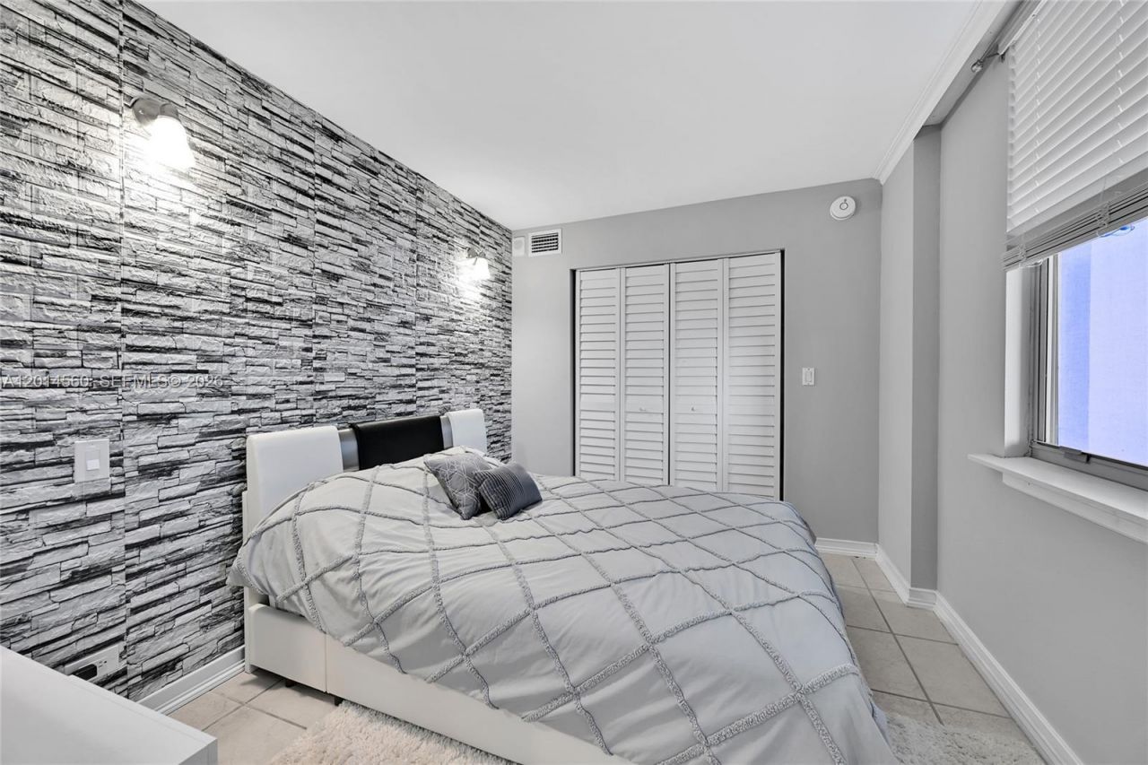 6039 Collins Ave, Unit 621, Miami Beach, FL 33140 Photo