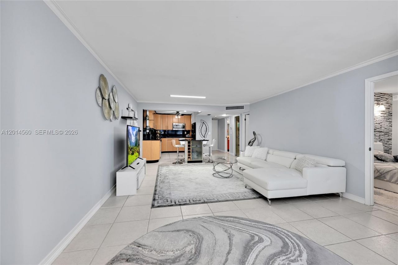6039 Collins Ave, Unit 621, Miami Beach, FL 33140 Photo