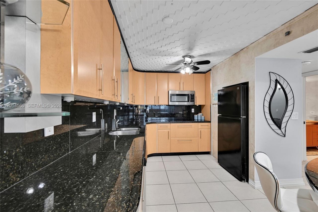 6039 Collins Ave, Unit 621, Miami Beach, FL 33140 Photo