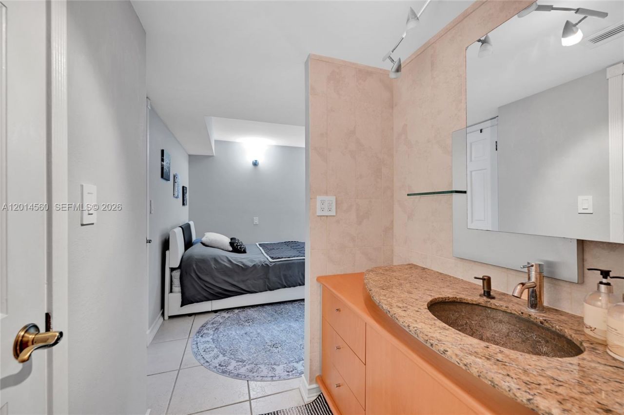 6039 Collins Ave, Unit 621, Miami Beach, FL 33140 Photo