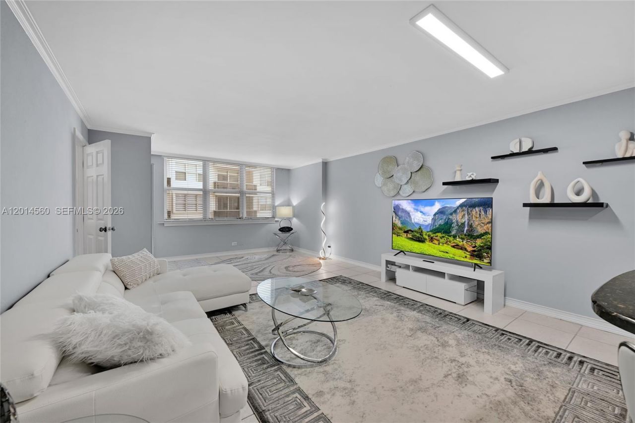 6039 Collins Ave, Unit 621, Miami Beach, FL 33140 Photo