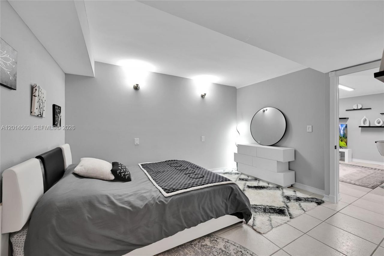 6039 Collins Ave, Unit 621, Miami Beach, FL 33140 Photo