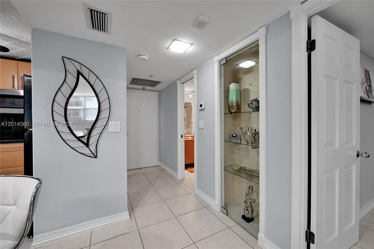 6039 Collins Ave, Unit 621, Miami Beach, FL 33140 Photo
