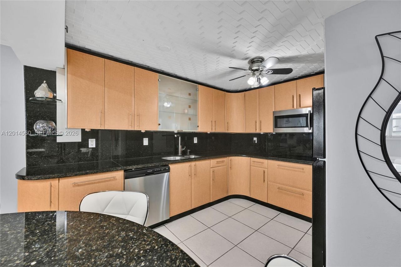 6039 Collins Ave, Unit 621, Miami Beach, FL 33140 Photo