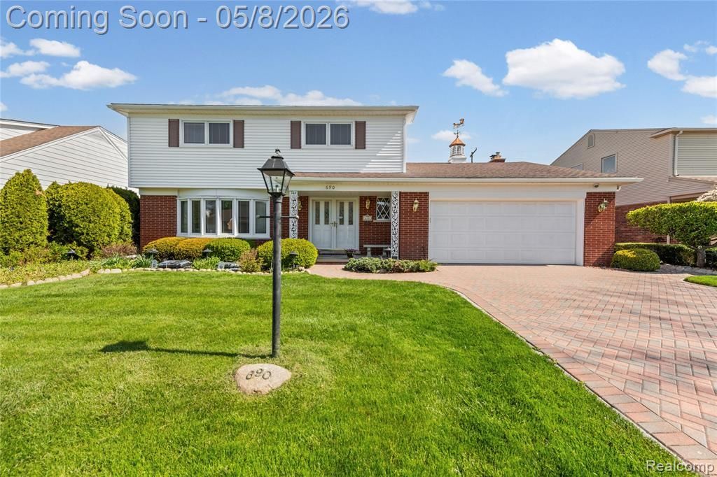 690 Briarcliff Drive, Grosse Pointe Woods, MI 48236 Main Photo
