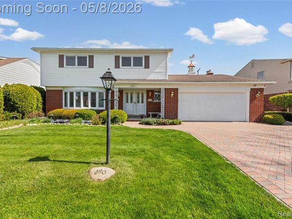 690 Briarcliff Drive , Grosse Pointe Woods, MI 48236