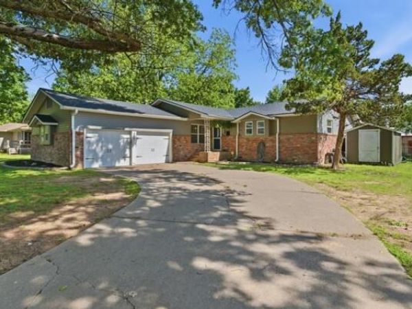 2014 Harvard Avenue , Miami, OK 74354