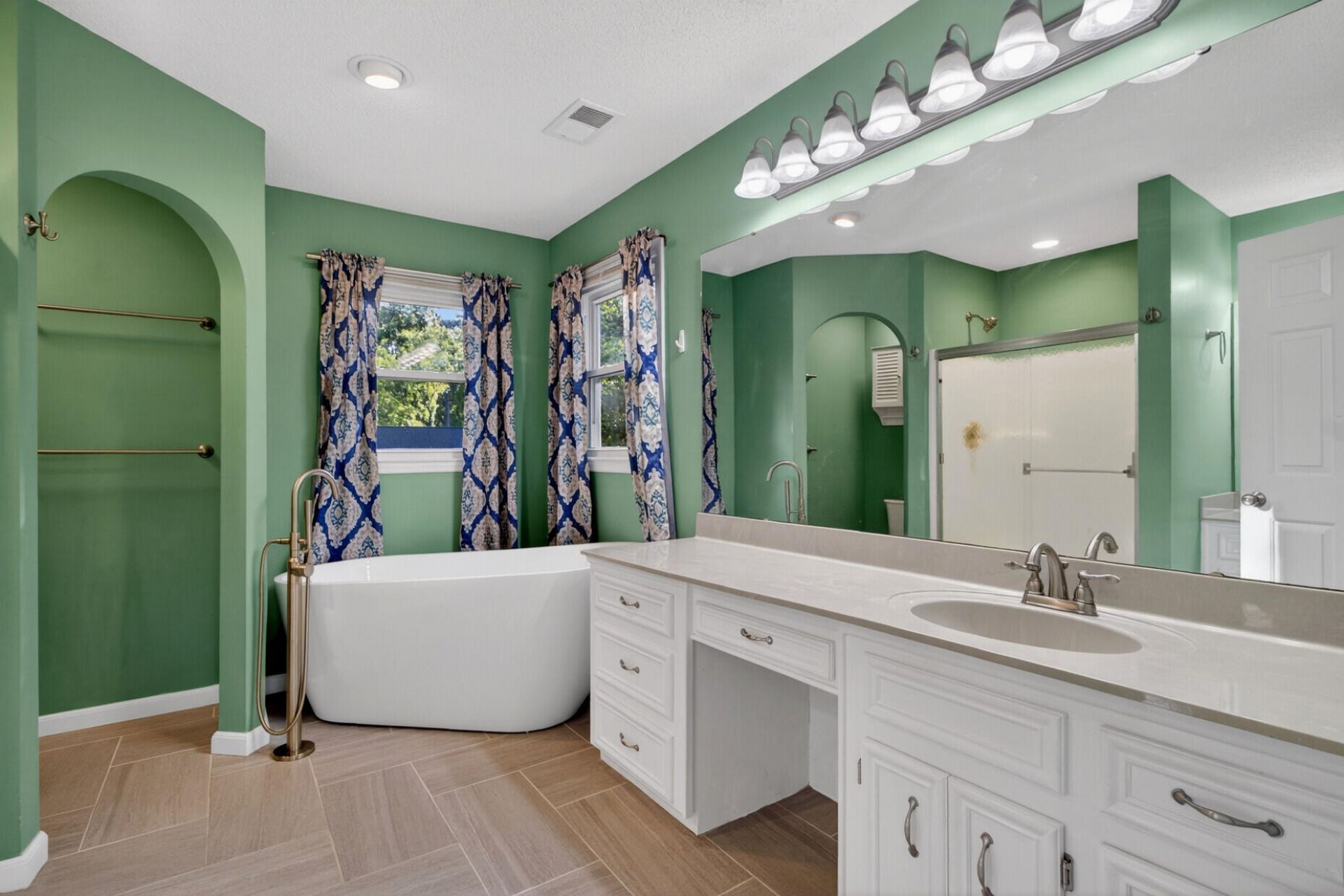 200 Loch Lomond Street Photo 29