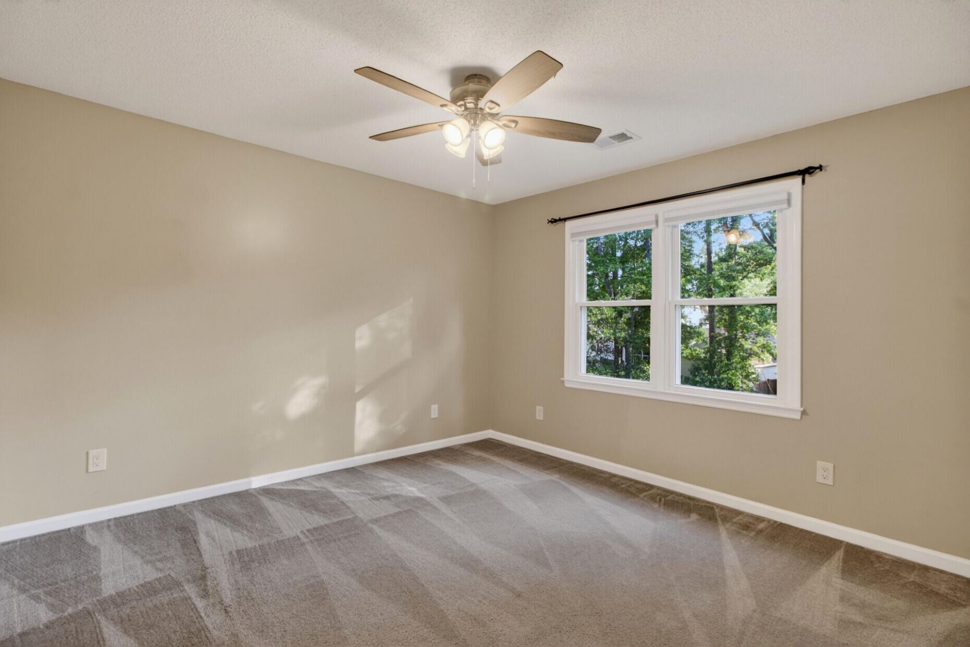 200 Loch Lomond Street Photo 31