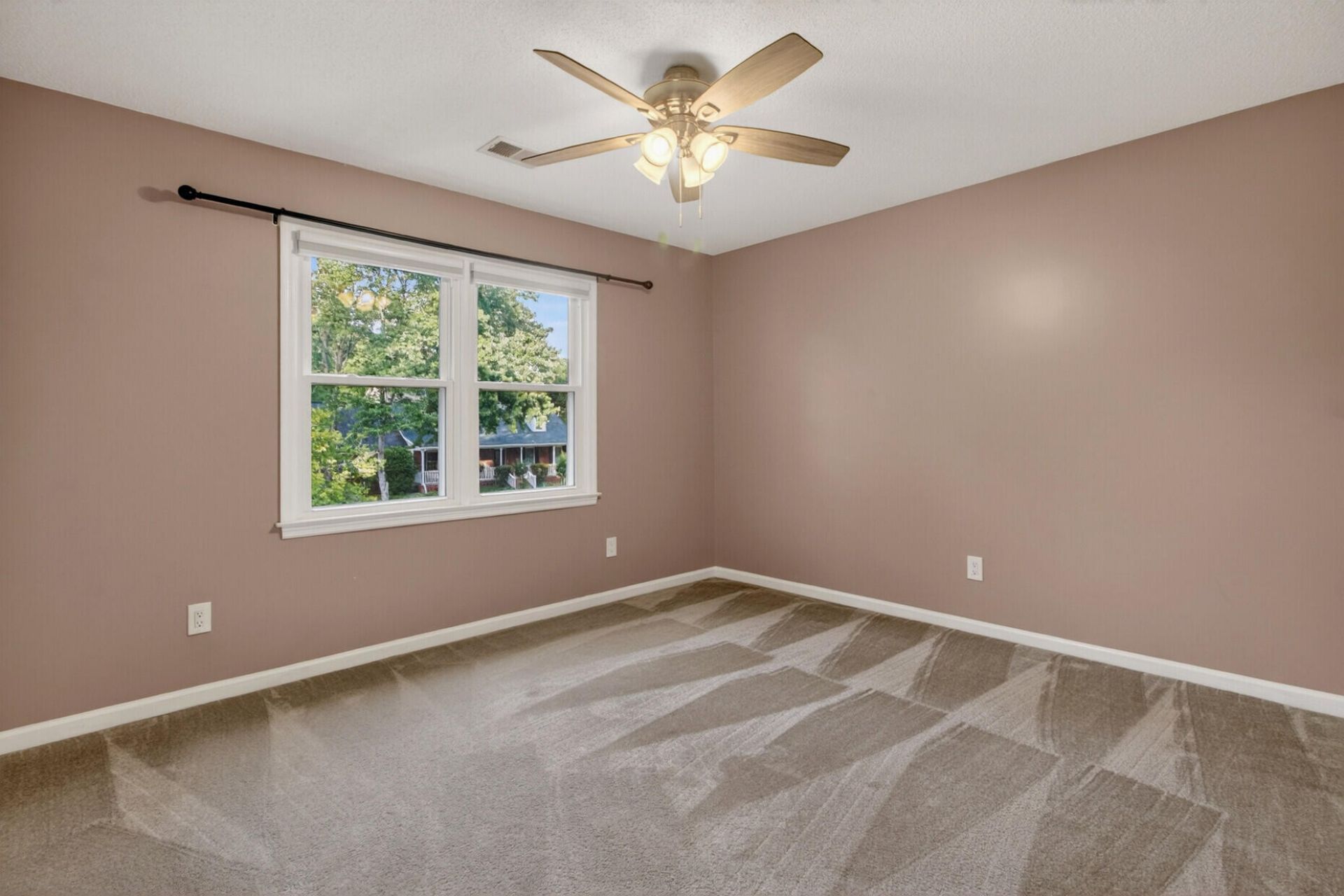200 Loch Lomond Street Photo 34