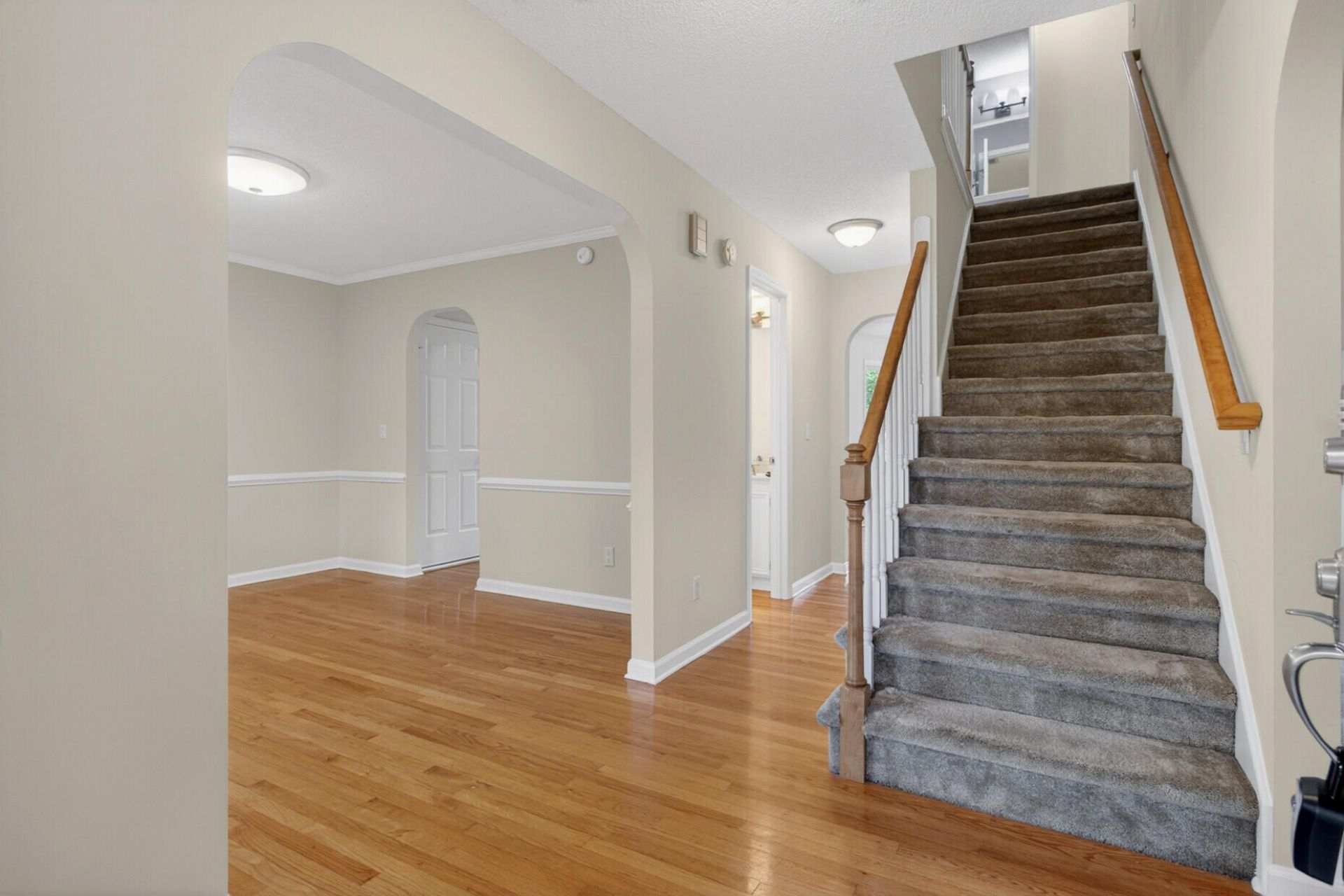 200 Loch Lomond Street Photo 7