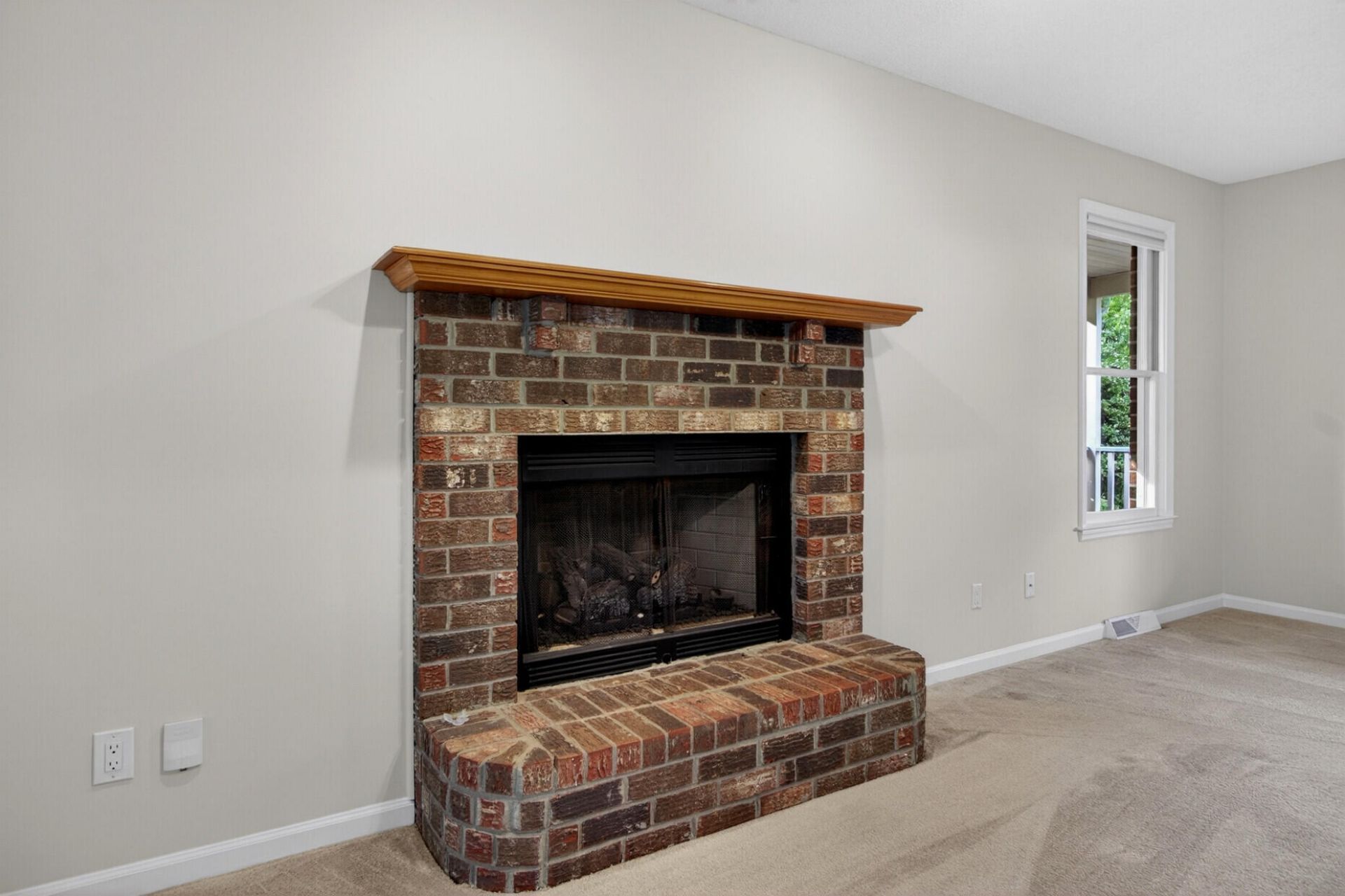 200 Loch Lomond Street Photo 9