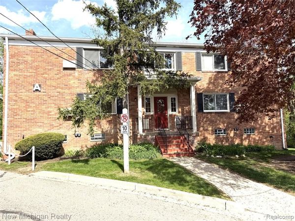 32718 Grand River Avenue , Farmington, MI 48336