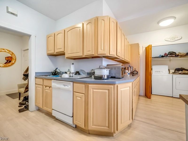 18621 Saint Clair Avenue, Cleveland, OH 44110 Photo 37
