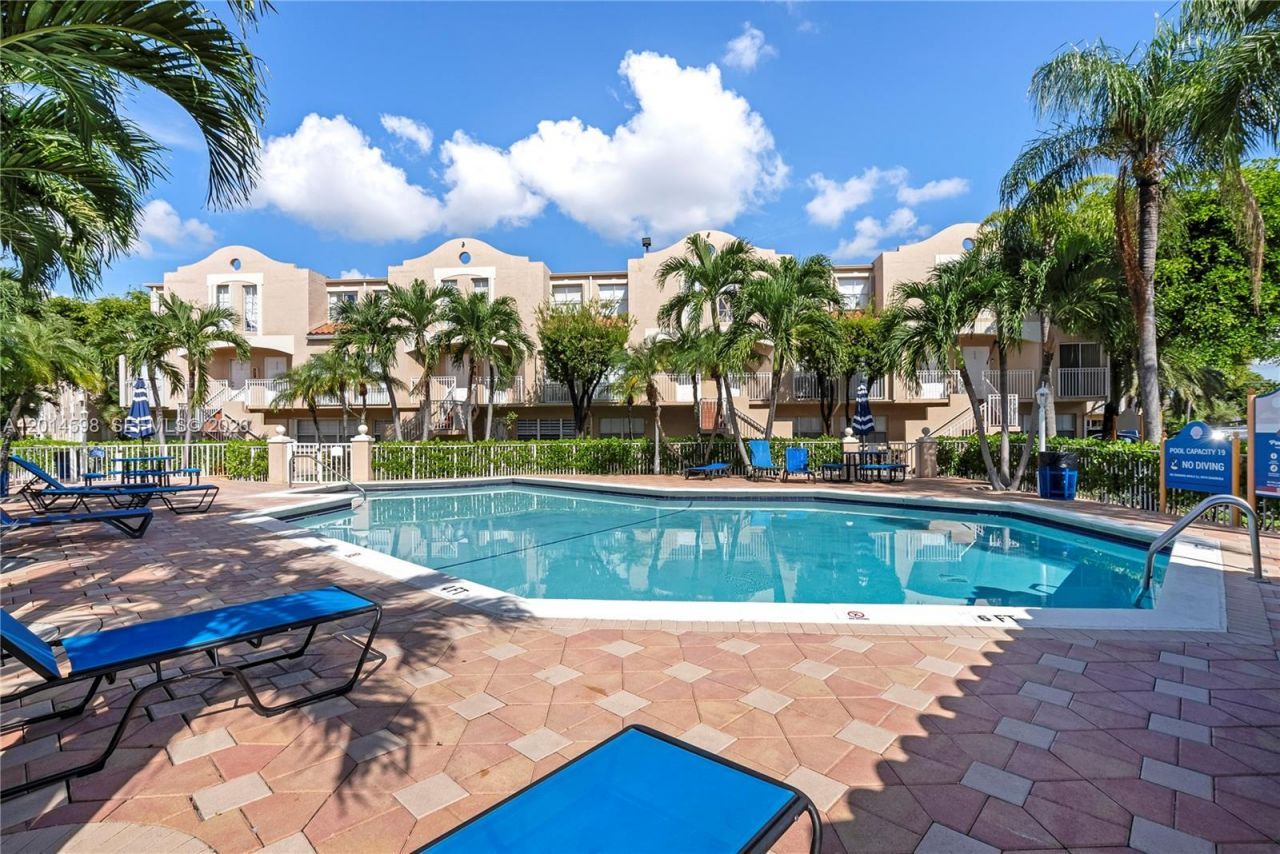 8540 NW 6th Ln, Unit 7-201, Miami, FL 33126 Photo