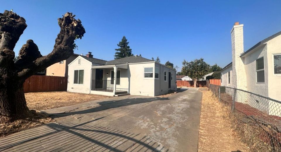 5748 Nina Way, Sacramento, CA 95824 Photo