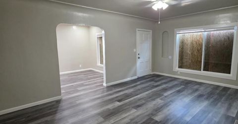 5748 Nina Way, Sacramento, CA 95824 Photo