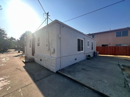 5748 Nina Way, Sacramento, CA 95824 Photo