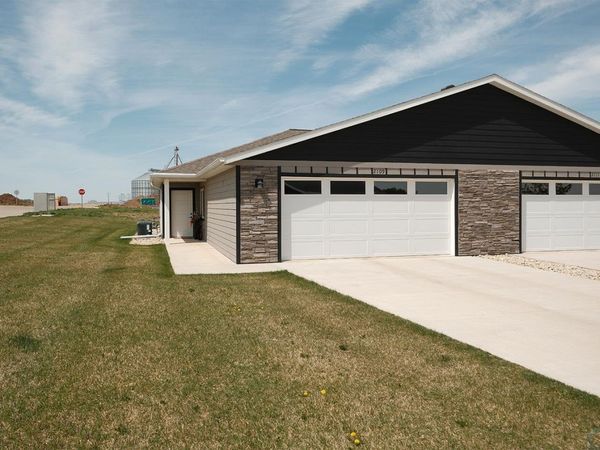 2109 Walnut, Hull, IA 51239